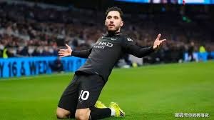 64分钟｜主裁判经VAR复核后判罚手球犯规，德拉梅送出点球 ⚪️⚫️ #尤文vs莱切 [1-1] 来源：尤文官方推特